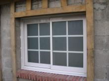 Fenêtre coulissante aluminium vitrage dépoli avec petits bois integrés.JPG