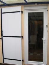 Porte d'entrée PVC blanc, verre dépoli et volet battant PVC.JPG