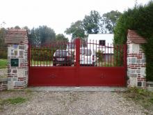 portail_aluminium_style_fer_forge_rouge_3004-clodelys.jpg