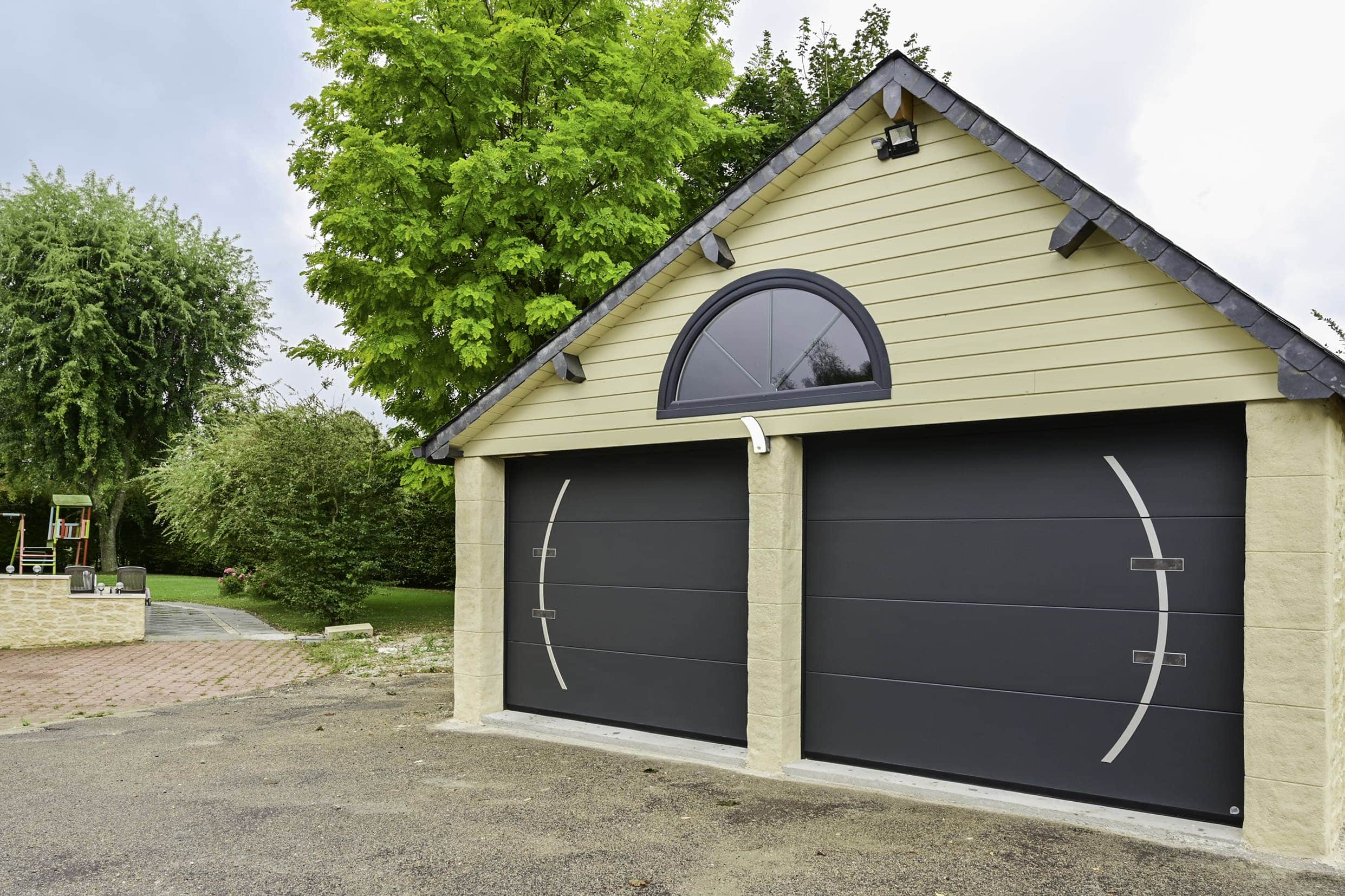 double porte de garage carsec pro avec applique minéral arc soprofen